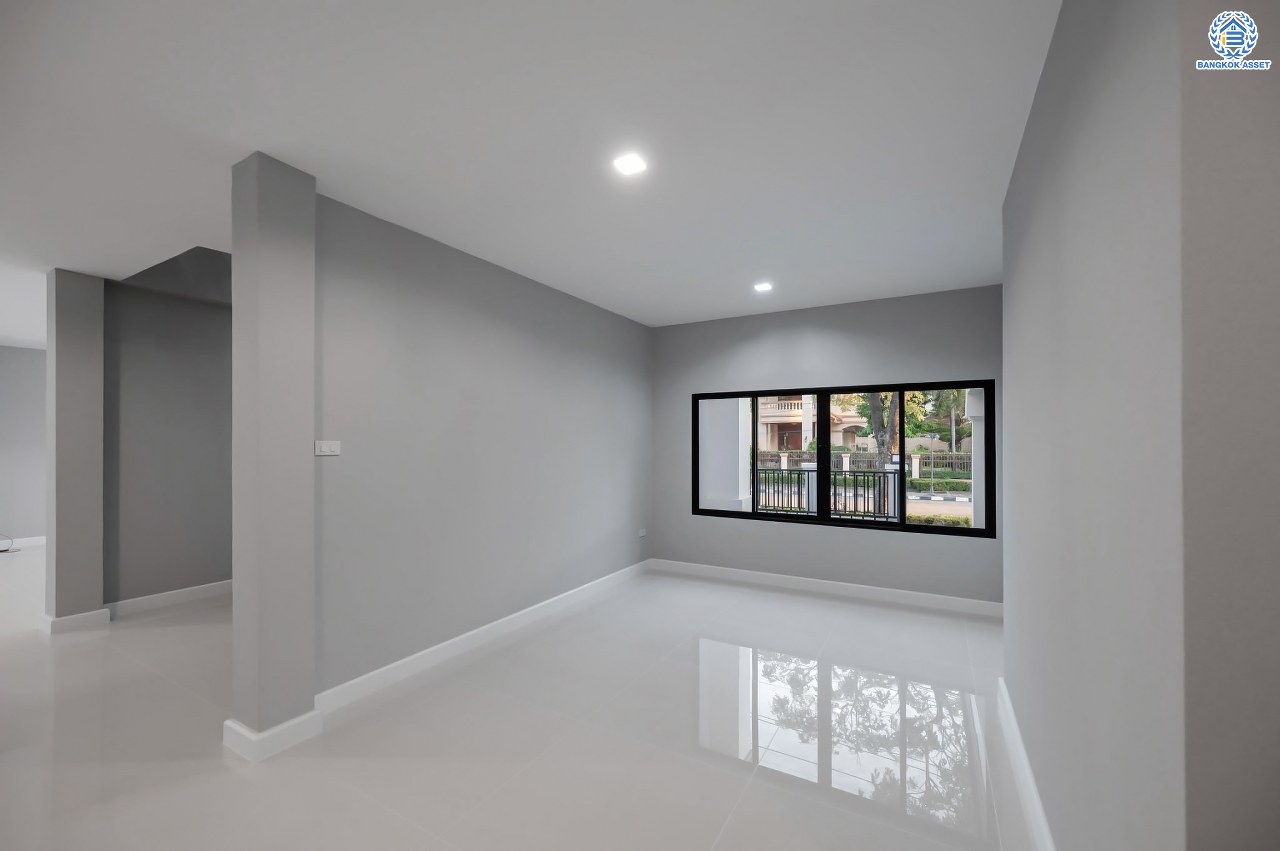 บ้านมือสองตกแต่งใหม่ โครงการ พฤกษ์ภิรมย์รีเจนท์ ปิ่นเกล้า บนสังคมคุณภาพจากแบรนด์ Q.House หลังใหญ่กว่า 113.4 ตร.ว. ดีไซน์ทันสมัยฟังก์ชัน 5 ห้องนอน (ห้องนอนชั้นล่าง 1 ห้อง) 5 ห้องน้ำ 1 ห้องแม่บ้าน จอดรถได้ 3 คัน บนที่สุดแห่งทำเลศักยภาพ หน้าโครงการติดถ.กาญจนาภิเษก เชื่อมต่อทุกการเดินทาง ใกล้จุดขึ้นทางด่วน "ศรีรัช" และรถไฟฟ้าสายสีม่วง "สถานีตลาดบางใหญ่"